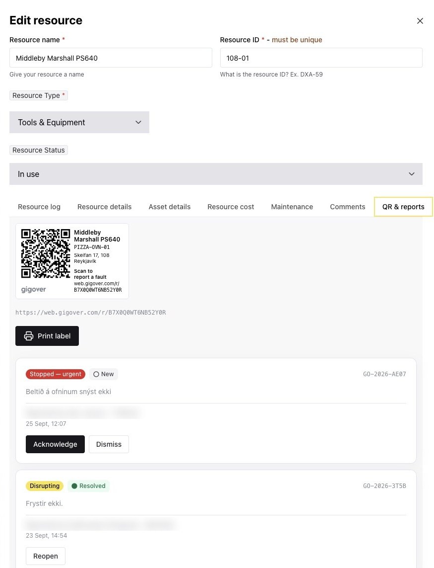Utrustning i Gigover Resources med QR-etikett, knapp för att skriva ut etiketten och felanmälningar med allvarlighetsgrad och status